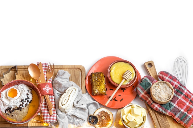 Osoba gotująca przy stole